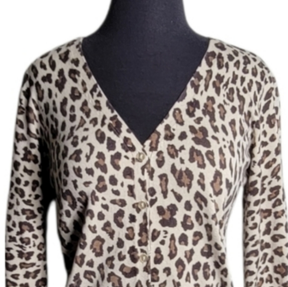 Covington button closure v neck cheetah print cardigan size medium - Picture 3 of 6